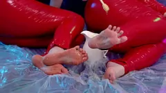 Odtwórz Lesbijski fetysz stóp BBW z blond dominacją w lateksie Aryą Grander