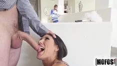 Jouer xxx cameriera quando vede un cazzo così grosso che lo succhia