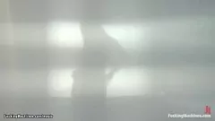 Jouer Regardez cette fille châtain courbée se faire baiser sauvagement par une machine puissante dans cette scène anale hardcore.