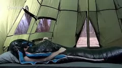 Afspelen Ervaar de ultieme humping-fetisj in deze stomende video waarin een donsjasfreak een dikke en gezwollen slaapzak in een tent neukt, wat leidt tot een intense cumshot
