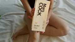 Afspelen Tienerbabe berijdt grote realistische dildo in zelfgemaakte masturbatiesessie met close-up van strak klein poesje dat het speeltje vasthoudt