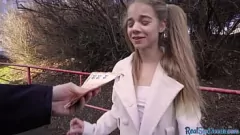 تشغيل الأبرياء 18yo أسلاك التوصيل المصنوعة كتي يحصل على أموال مقابل اللسان البري والجنس بوف عاطفي مع ديك كبيرة