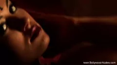 Afspelen Ervaar de allure van een Indiase avond met een sensuele donkerbruine danseres in een plagerige Bollywood-striptease