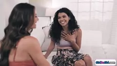 Reproduzir Latina peituda Milf Silvia Saige em um 3some fumegante com melhor amiga Violet Starr e colega de quarto Harley Haze