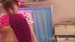 Oynat Yaramaz Üvey Kardeş Tabu HD Pornoda Üvey Kardeşi Tarafından Sert Beceriliyor