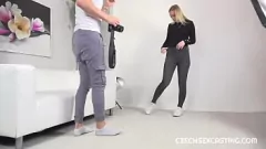 Reproducir Increíble casting checo: adolescente rubia hace una mamada y una paja alucinantes