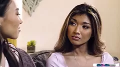 Odtwórz Oglądaj Clarę Trinity i Kimmy Kimm w gorącej lesbijskiej scenie porno z wygoloną cipką, 69, i intensywnym siadaniem na twarzy