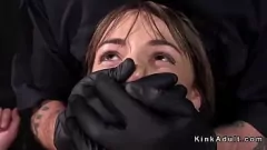 Abspielen Bondage-Lesben in rauer BDSM-Action mit Knebeldildo und Auspeitschung