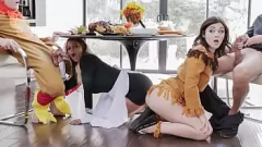 Abspielen Ein Tabu-Erntedankfest: Stieffamilien-Fickfest mit großen, kleinen Titten und Hardcore-POV-Action