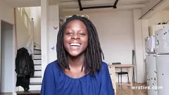 تشغيل الفرنسية فاتنة برتول تطلق العنان للأشياء من خلال دسار وحركات هزلية، وتترك لنا قصة لنرويها