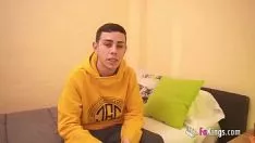 Reproduzir Milf de 19 anos fode uma mulher safada com seu pau grande