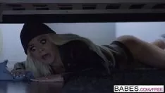Reproducir Rubia sexy se infunde de repente y el bebé se folla a su pervertido