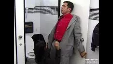 Elena neemt een collega mee naar het toilet en smeekt om zijn lul te zuigen