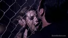 Reproduzir Apenas filme pornô com mulheres elegantes sendo fodidas brutalmente na gaiola