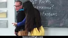Abspielen Lehrer xxx nimmt ihren Schüler mit zum Board, um es zu lutschen