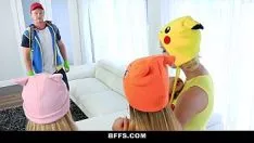 Jouer Tre fighe vestite di Pokemon Go vengono scopate da un ragazzo dal cazzo duro