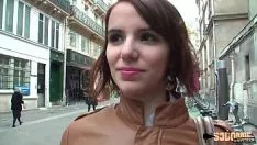 Odtwórz Andreea spenetrowała smołę w swoją cipkę przez Hiszpana wyposażonego w owłosionego kutasa