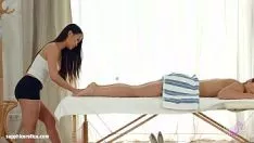 Reproduzir Sensual asiática seduz sua cliente e faz amor com ela