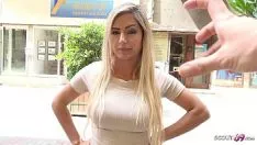 Odtwórz Film porno z królową, która zostaje wyruchana na ulicy