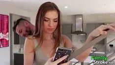 تشغيل يضاجعها عمها ويجعلها تمتص قضيبه حتى يفسح المجال