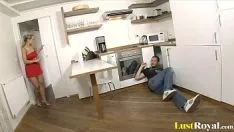 Afspelen Lange tijd niet geneukt, wordt ze zwanger van de loodgieter na brute seks