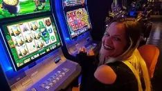 Reproduzir Ganhe um jogo de sexo com um gigolô viril no cassino
