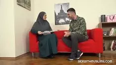Odtwórz Seksowna Arabka rucha się z dobrze zarabiającym facetem