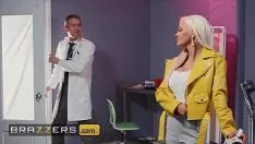 Reproducir La polla se frota contra el hermoso coño que se mantuvo muy oculto a los ojos de todos.