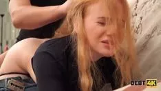 تشغيل يأتي أحمر الشعر المشاغب إلى فريق التمثيل لأنها تريد أن تكون أكبر نجمة إباحية في رومانيا