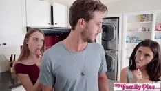 Jouer Les filles ont des orgasmes et veulent sucer la bite de cet homme comme une glace