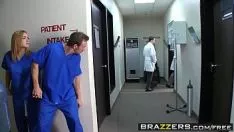 Jouer Porno avec des médecins qui baisent des infirmières