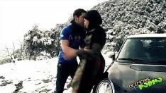 تشغيل يمارس الجنس مع الجدة في الغابة في فصل الشتاء