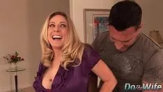 Reproduzir Ela transa com outro e segura a mão do marido como uma idiota