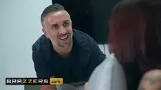 Abspielen Dieses unersättliche Mädchen macht einen Videochat mit einem Vibrator und fickt ihre Freundin