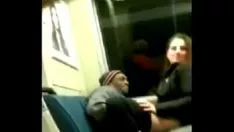 Diğer yolcularla ilgilenmeden bir trende film çekin