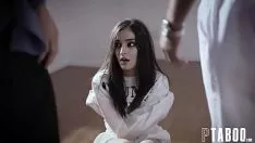 Jouer Cette jeune femme joue avec ses orteils entre ses jambes car elle sait se toucher