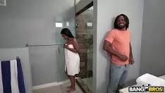 Jouer Questa donna è più che felice quando fa sesso anale con questo uomo di colore