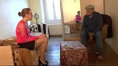 Jouer Cette jeune femme essaie toutes les positions sexuelles avec son copain pervers