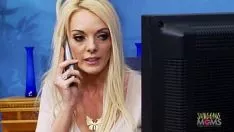تشغيل هؤلاء الفتيات ذوات الثدي الكبيرة يمارسن الجنس معه حتى ينكسر