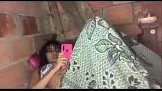 Jouer Ragazza bruna molto timida e magra che fa sesso orale a comando