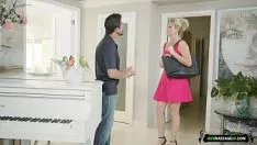 Oynat Ona erotik bir masaj verir ama amından kurtulur
