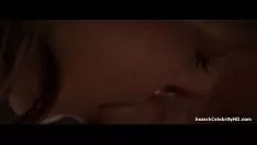 Afspelen De brunette met vlokken masturbeert schattig