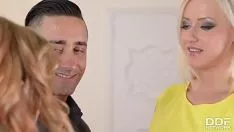 Oynat Kızıl saçlı onun horoz berbat ve sarışın onu kıçından alır