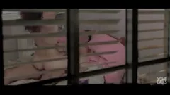 Redare Tată vitreg o prinde pe fiica vitregă în sex anal cu un coleg de clasă