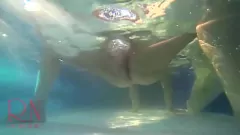 Abspielen Unterwassermasturbation einer kurvigen Hausfrau im Außenpool