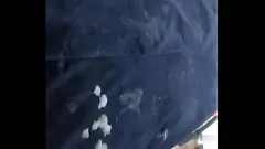 Abspielen Exotisches Babe im schwarzen Kapuzenpullover spritzt überall auf das blaue Samtkleid
