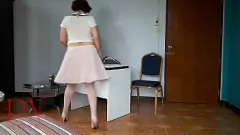 Afspelen Verdorven secretaresse onder het rokje: naakte kantoormilf in kousen en panty's