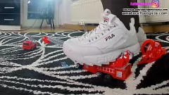Oynat Kati'nin Spor Ayakkabısı ve Topuklu Ayakkabıları Trample Crush