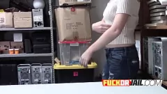 Jouer MILF da ufficio dai capelli cremisi ruba il cuore di una pornostar hardcore