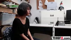 Redare Prins în roșu: un hoț adolescent este pedepsit cu o puză tare